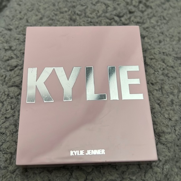 Kylie Jenner Beauty Pressed Bronzing Powder Bronzer Contour Tawny Mami 11g .39oz - Picture 1 of 4